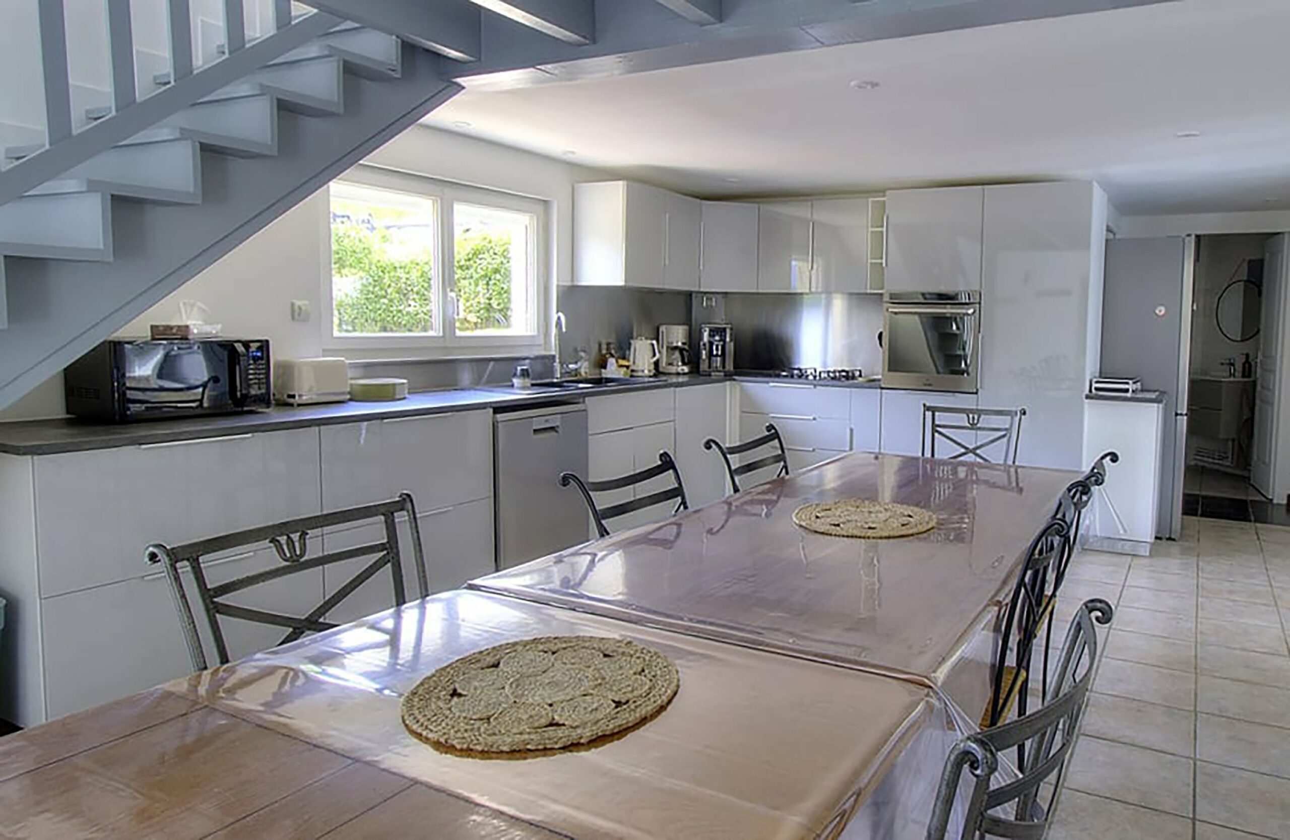 Cuisine totalement équipée et espace repas pour 14 personnes
