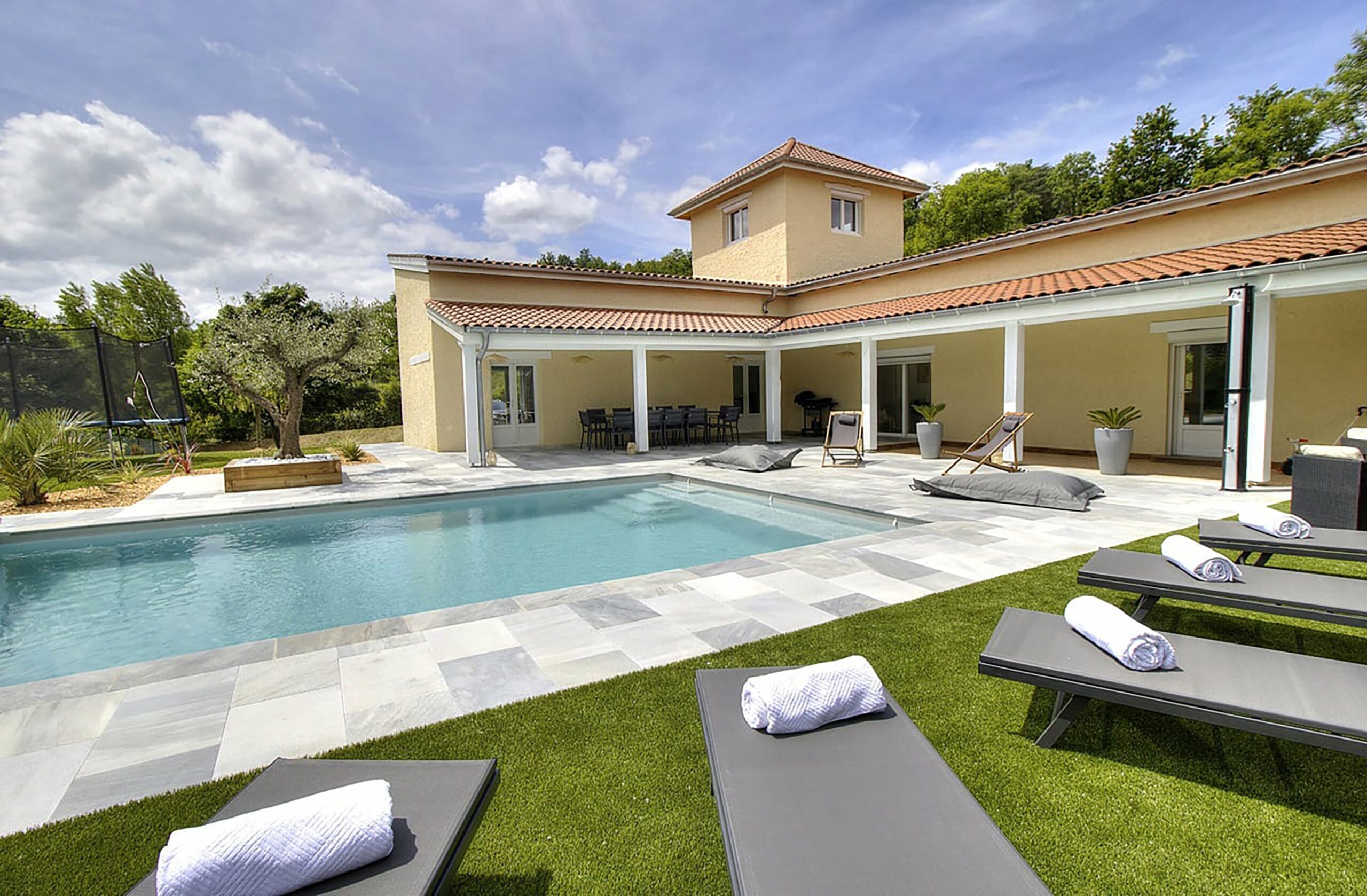 Grande piscine 5 x 7 m., équipée de bains de soleil